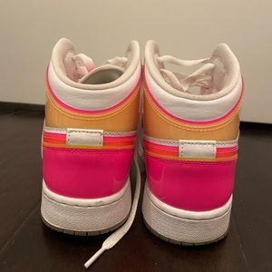 AIR JORDAN 1 MID SE EDGE GLOW